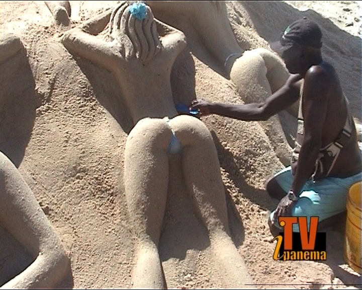 Sandkunstler von Rio.jpg - Ubiratan dos Santos lebt von seiner Kunst am Strand